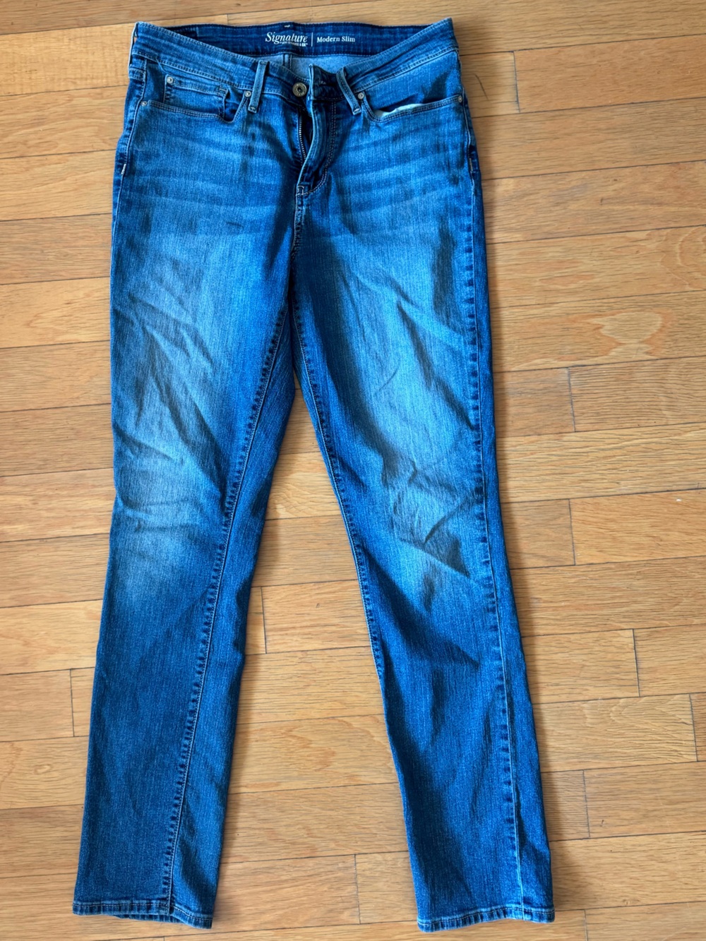 Signature by Levi Strauss Women's Straight Leg Jeans in Blue Wash Modern Slim